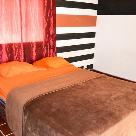 4 Grados Hostal Bed & Breakfast Guatemala City Exterior photo