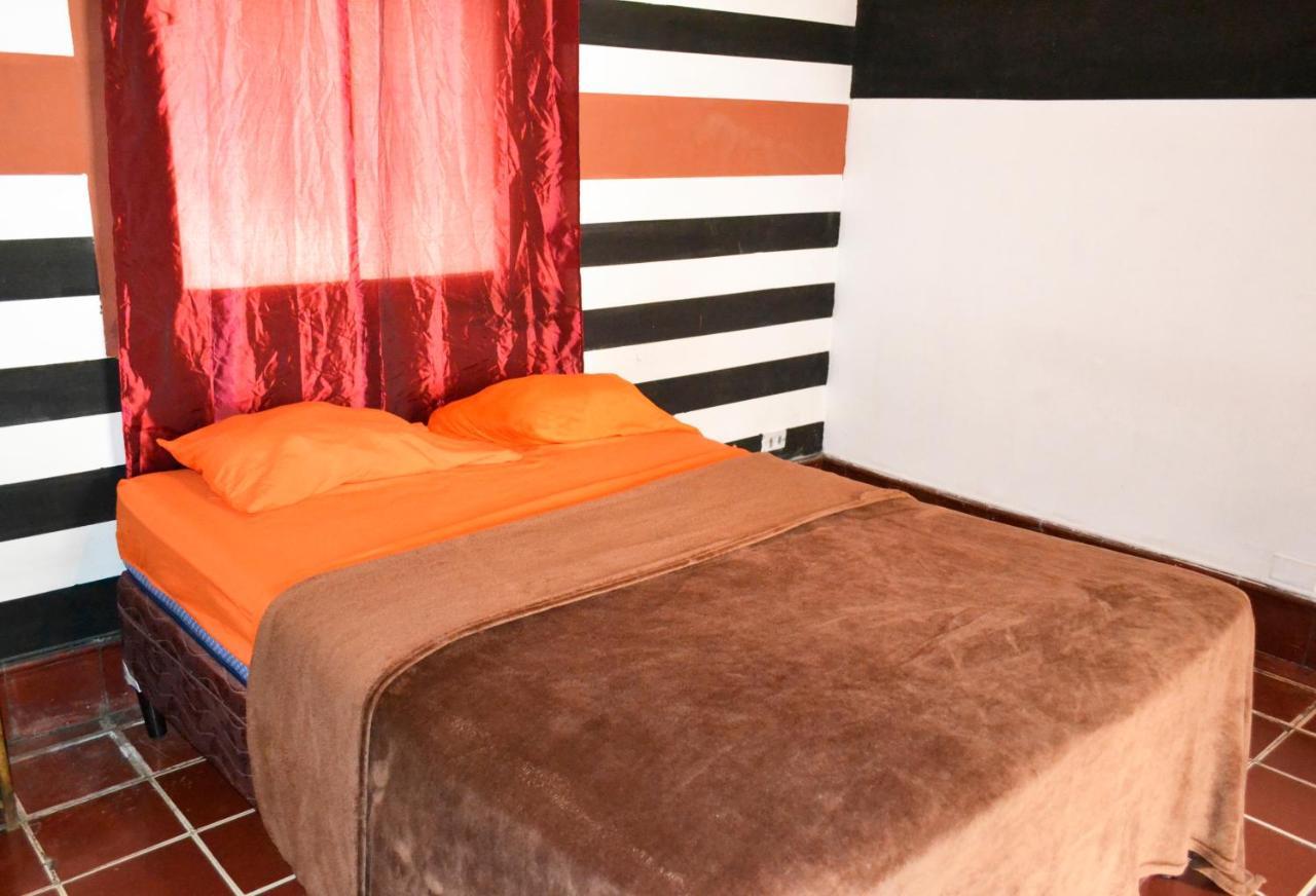 4 Grados Hostal Bed & Breakfast Guatemala City Exterior photo